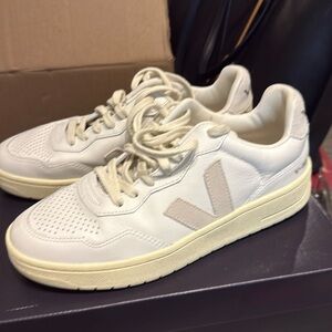 V-90 Sneaker in Extra White and Natural size 39